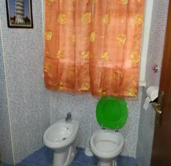 اتاق استاندارد یک تخته با سرویس بهداشتی مشترک, Roxena House
