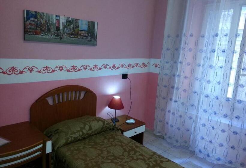 اتاق استاندارد یک تخته با سرویس بهداشتی مشترک, Roxena House