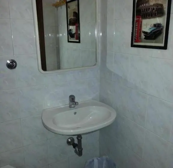 اتاق استاندارد با سرویس بهداشتی مشترک, Roxena House