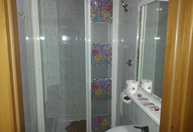 اتاق استاندارد سه نفره, Roxena House