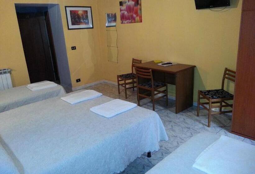 اتاق استاندارد چهار تخته, Roxena House