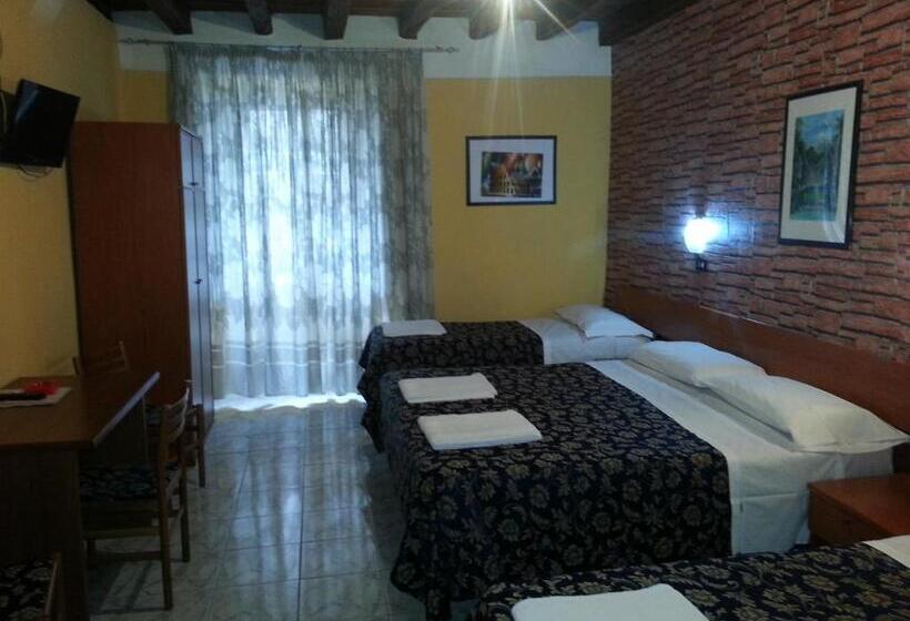 اتاق استاندارد چهار تخته, Roxena House