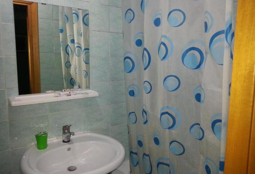 اتاق استاندارد چهار تخته, Roxena House