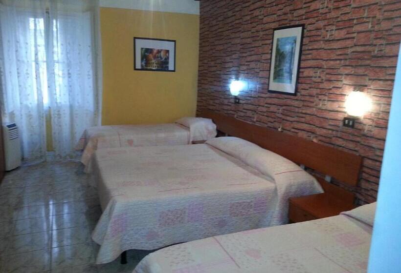 اتاق استاندارد چهار تخته, Roxena House