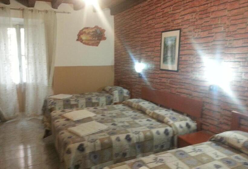 اتاق استاندارد چهار تخته, Roxena House