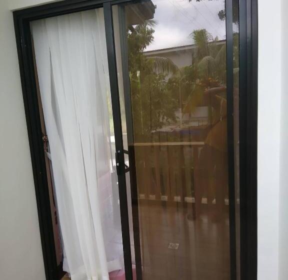 Deluxe Room, Secter Place