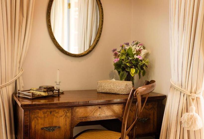 اتاق استاندارد, Cornerway House