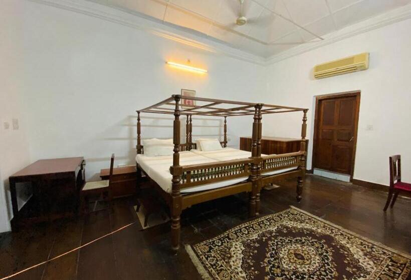 جناح مزوَّد بشرفة, Ballard Bungallow