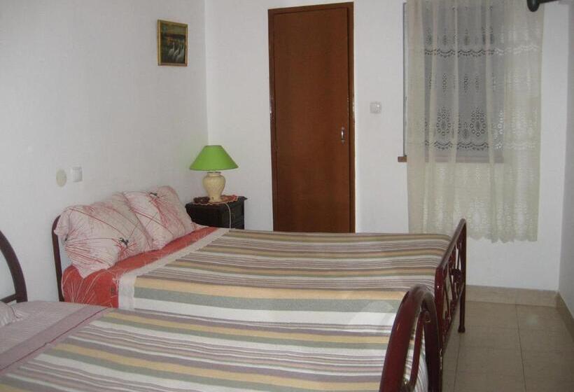 اتاق استاندارد سه تخته با سرویس بهداشتی مشترک, Residencia Do Norte