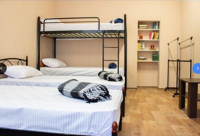 Ágy Megosztott Szobában, Hostel Koleso
