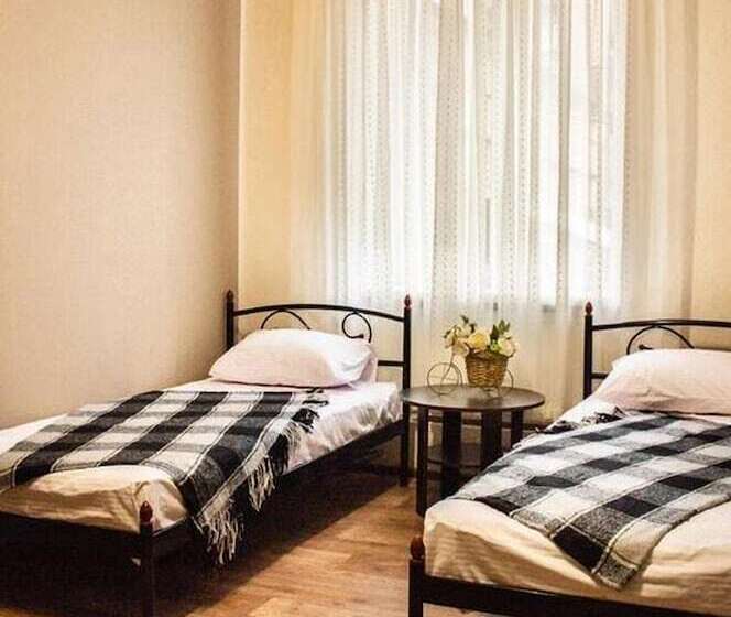 Ágy Megosztott Szobában, Hostel Koleso