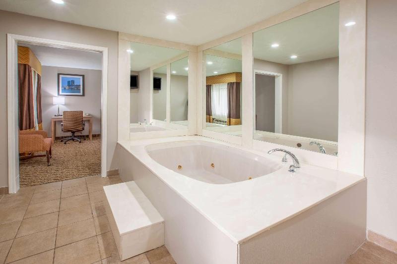 Номер Стандарт, Baymont By Wyndham Grand Rapids Airport