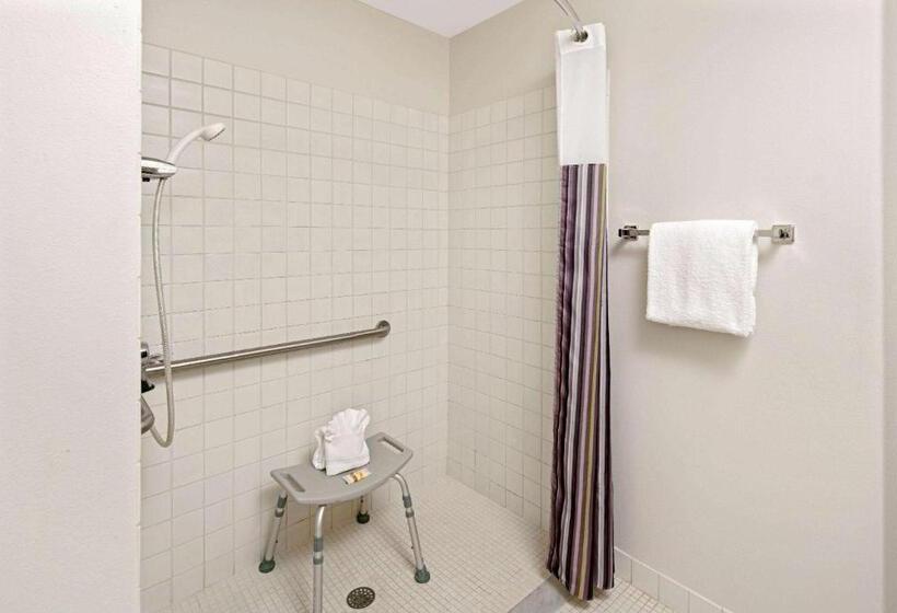 غرفة قياسية سرير كينج لذوى الإحتياجات الخاصة, La Quinta By Wyndham Naples East