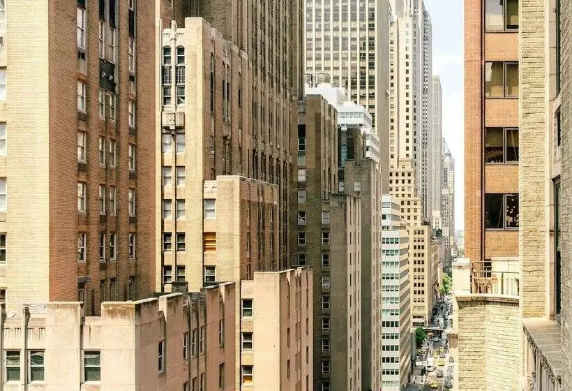 استودیوی لوکس, The Benjamin Royal Sonesta New York
