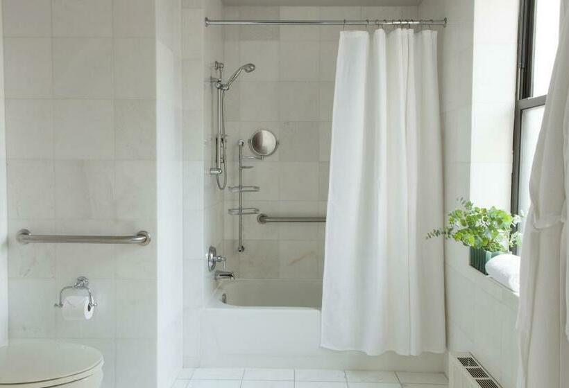 سوئیت برای معلولان, The Benjamin Royal Sonesta New York