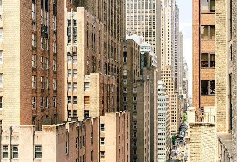 استودیوی لوکس, The Benjamin Royal Sonesta New York