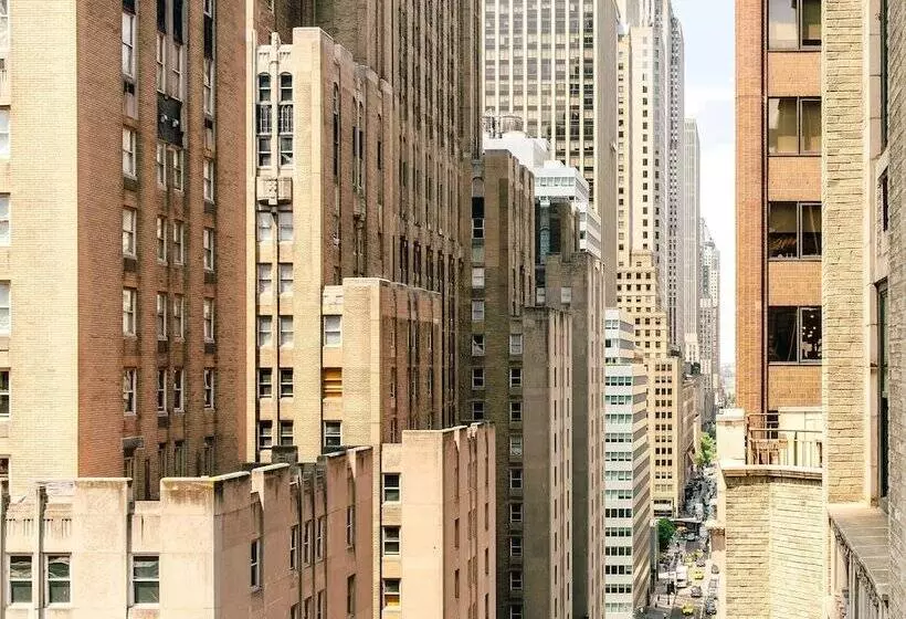 استودیوی لوکس, The Benjamin Royal Sonesta New York