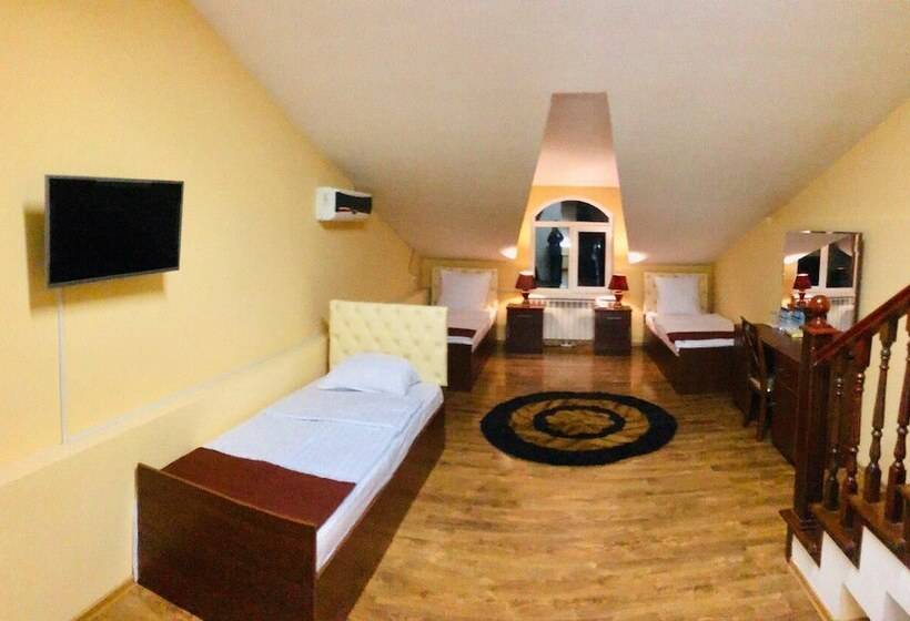 Habitació Triple Estàndard, Pamir