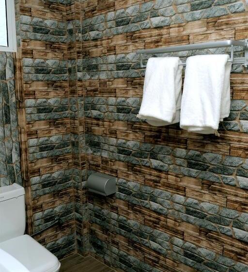 اتاق ساده سه‌ نفره, Woodycrest