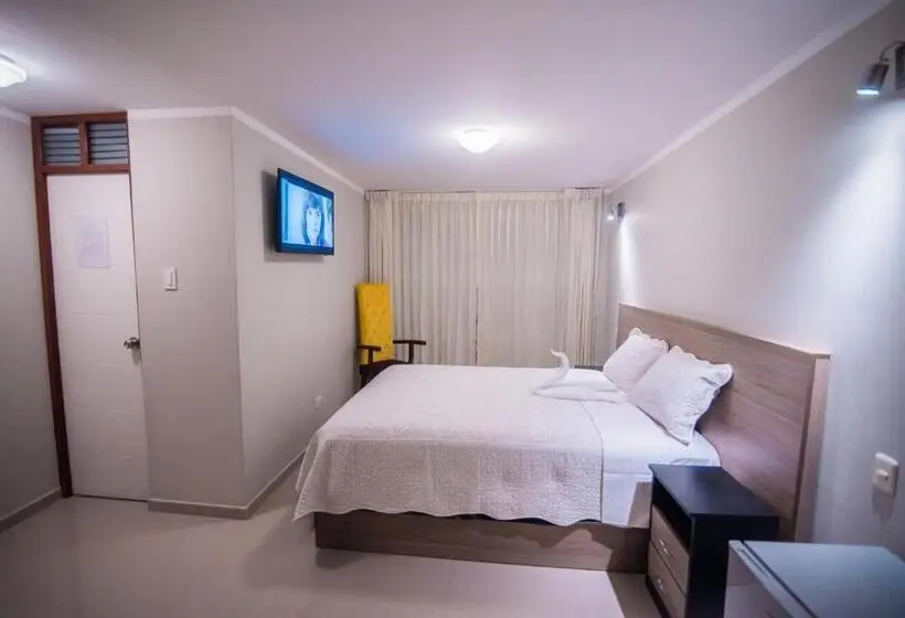 バルコニー付きデラックスルーム, Hostal Montalvo