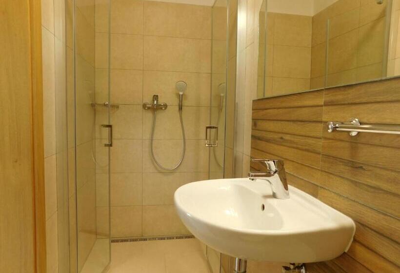 חדר לארבעה סטנדרטי עם מרפסת, Villa Petko