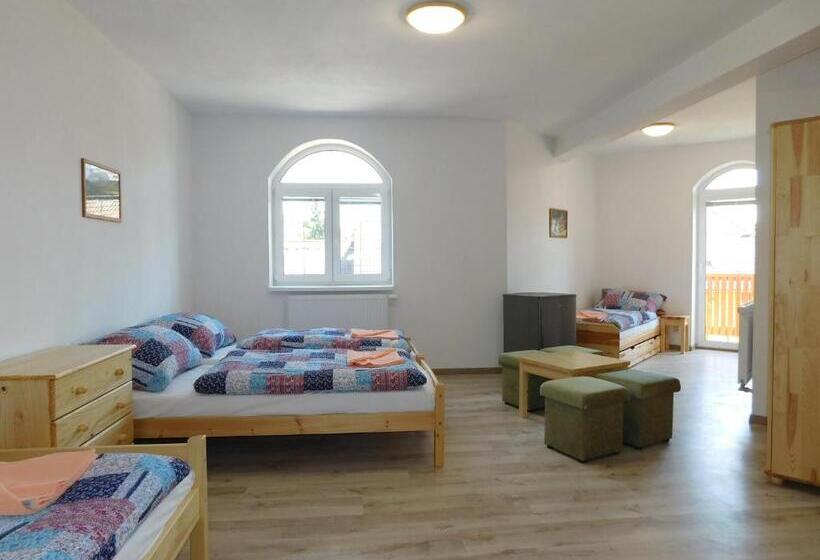 חדר לארבעה סטנדרטי עם מרפסת, Villa Petko