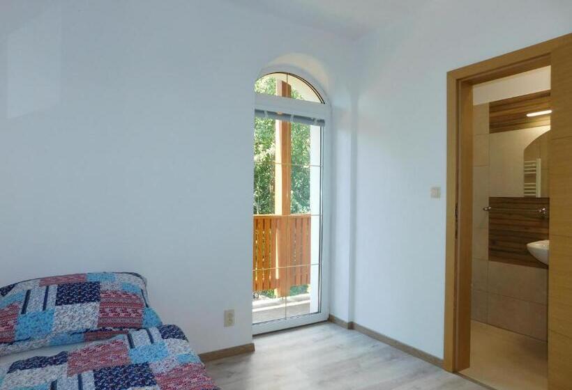 Трехместный Номер Стандарт с Балконом, Villa Petko