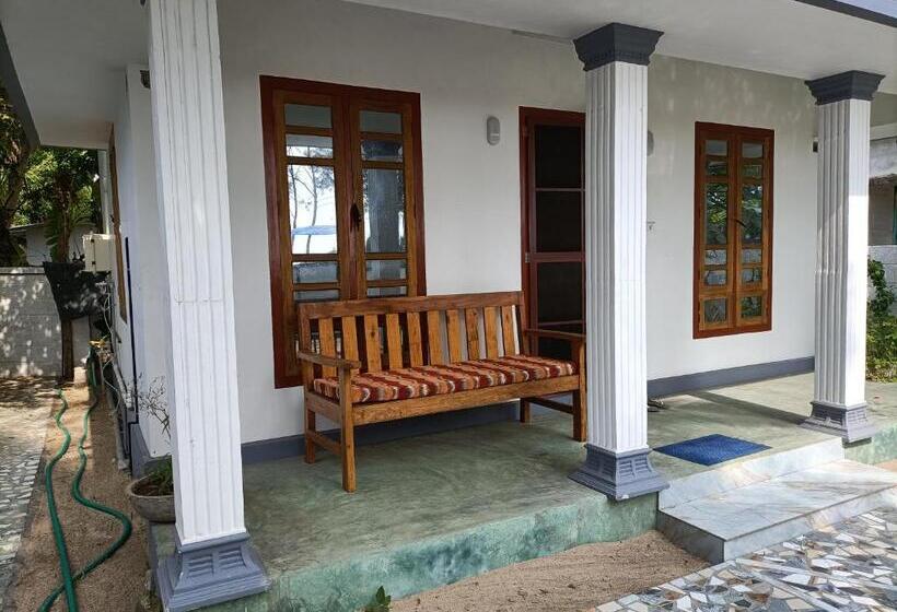 بانگلوی لوکس, Kadalamma Beach Homestay