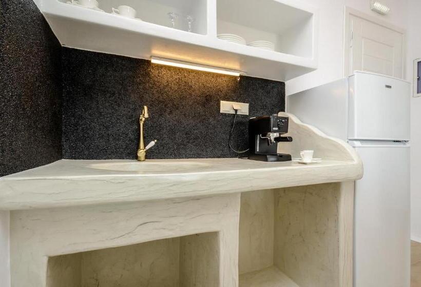 جناح سرير كينج, Glaronissi Beach