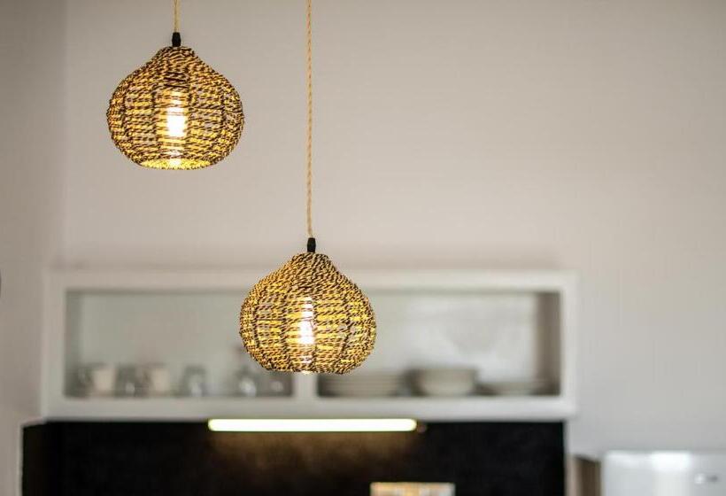 جناح سرير كينج, Glaronissi Beach