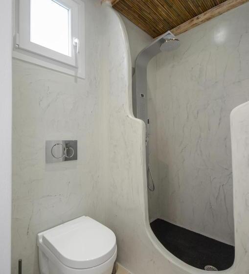 جناح سرير كينج, Glaronissi Beach