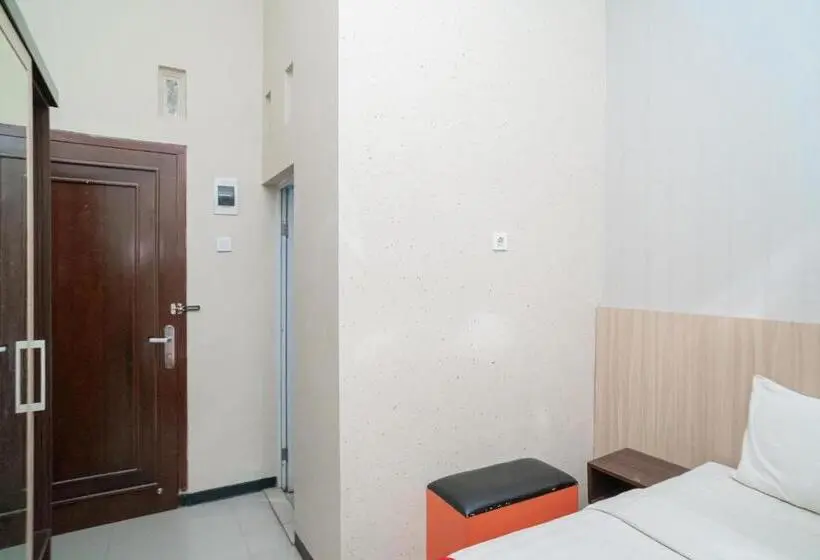 スタンダードルーム, Reddoorz Near Matahari Singosaren Solo
