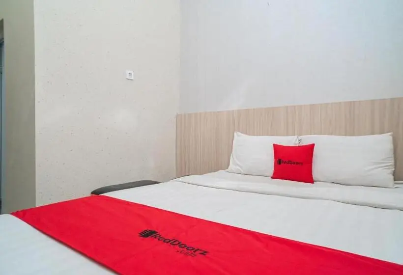 エコノミールーム, Reddoorz Near Matahari Singosaren Solo