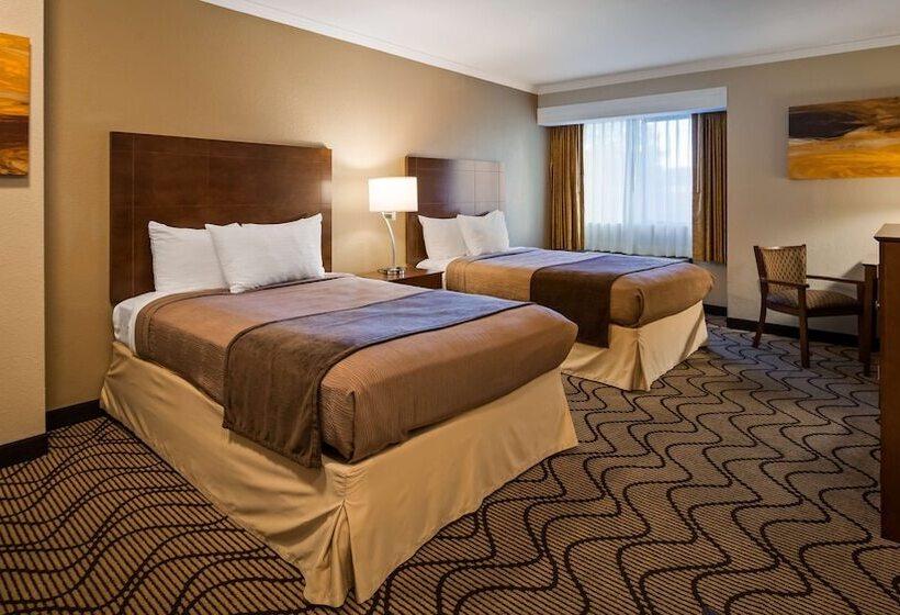 带2个双人床的标准工作室, Best Western John Muir Inn