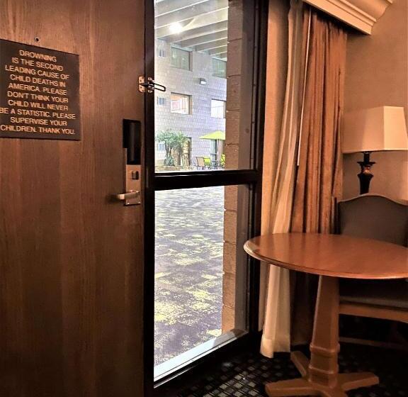 غرفة قياسية مطلّة علي حمام السباحة, Best Western Plus Kelly Inn