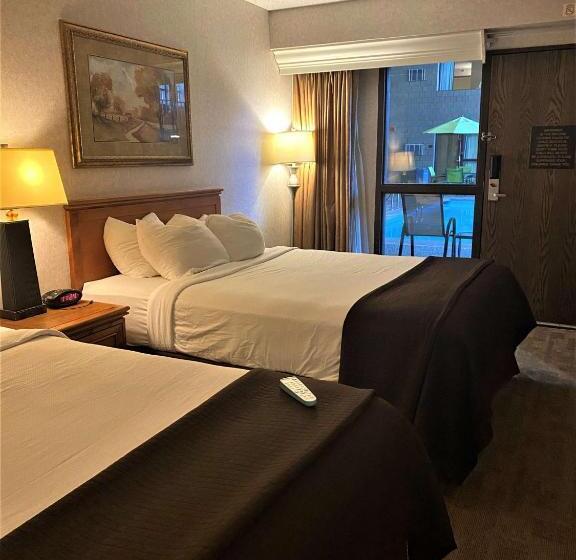 غرفة قياسية مطلّة علي حمام السباحة, Best Western Plus Kelly Inn