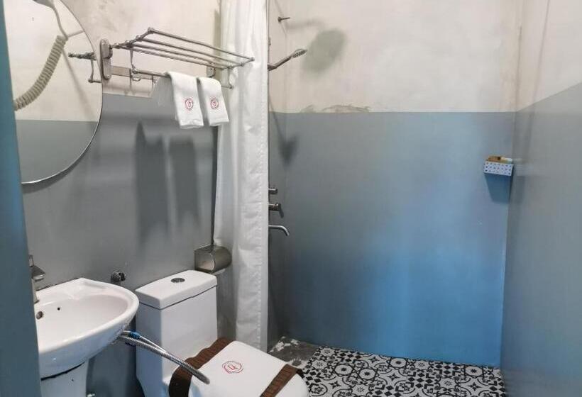 اتاق لوکس با تخت بزرگ, Rick Resort Teluk Intan