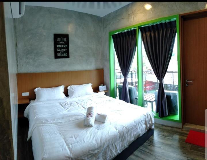 اتاق لوکس با بالکن, Rick Resort Teluk Intan