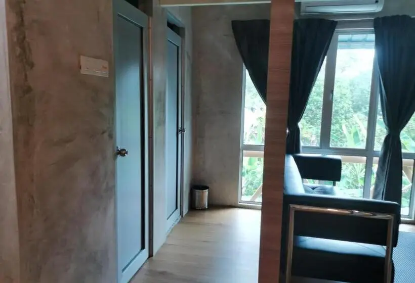 スーペリアの4人部屋, Rick Resort Teluk Intan