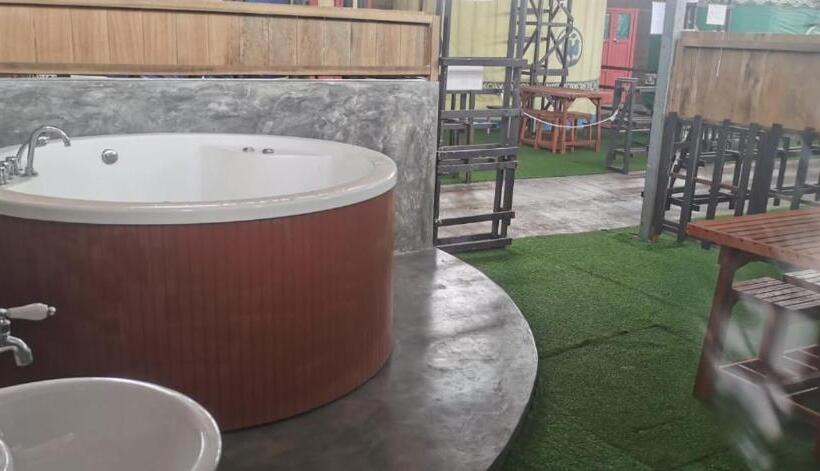 اتاق سوپریور خانوادگی, Rick Resort Teluk Intan