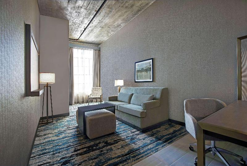 带大床的套房, Embassy Suites By Hilton Rockford Riverfront