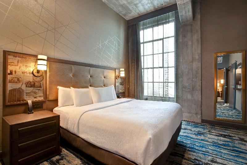 带大床的套房, Embassy Suites By Hilton Rockford Riverfront