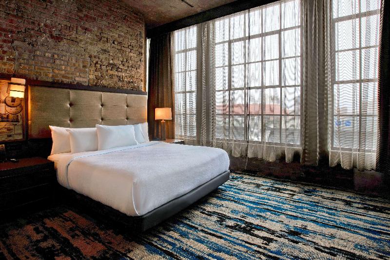 带大床的套房, Embassy Suites By Hilton Rockford Riverfront