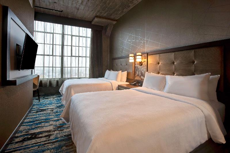 带皇后床的套间, Embassy Suites By Hilton Rockford Riverfront