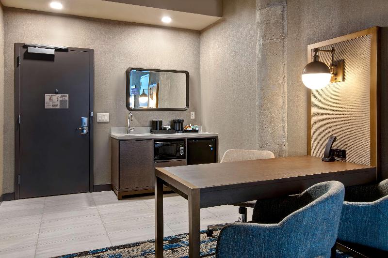 带皇后床的套间, Embassy Suites By Hilton Rockford Riverfront