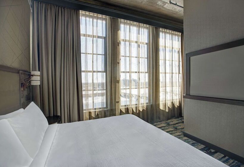 带双人床的标准工作室, Embassy Suites By Hilton Rockford Riverfront