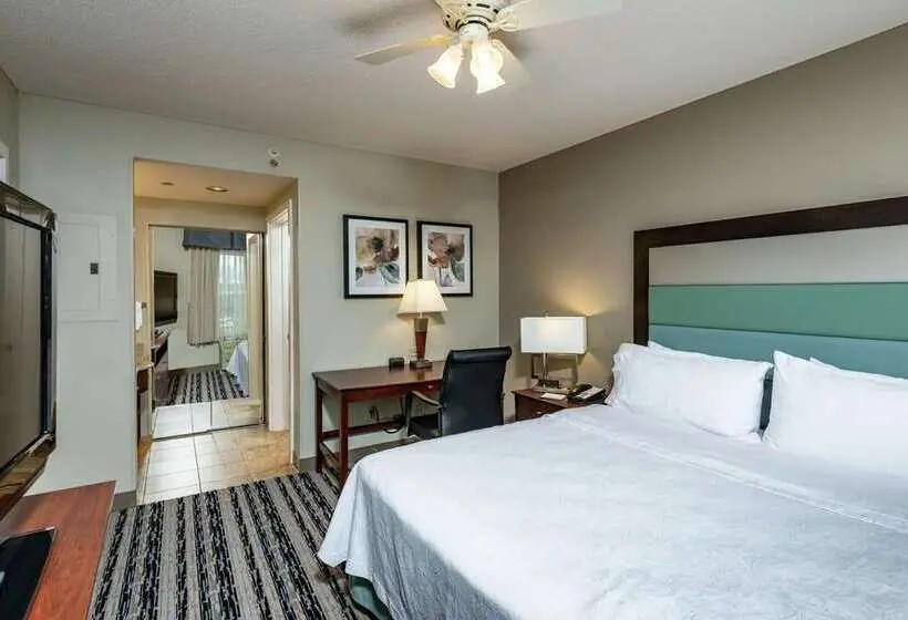 キングサイズベッドのスイートルーム, Embassy Suites By Hilton Rockford Riverfront
