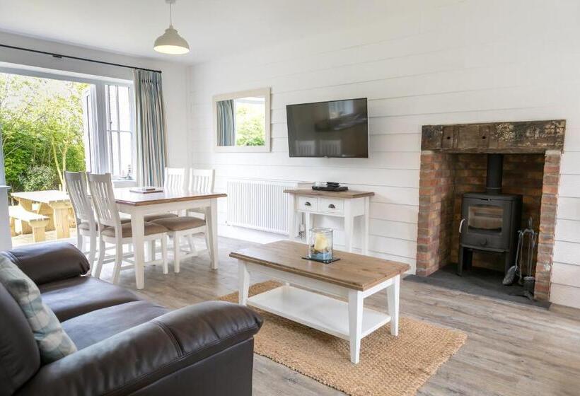 קוטג'' סופריור, The Bay Filey