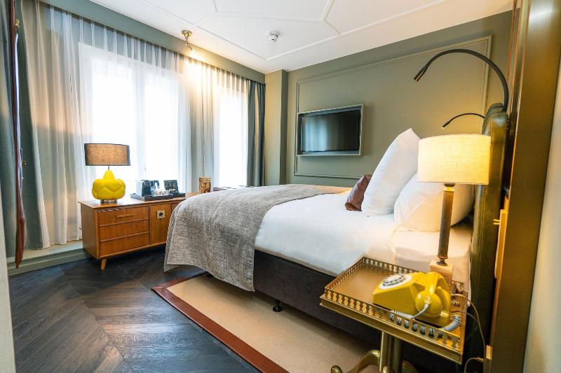 Deluxe Room, The Collector