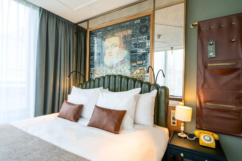 غرفة ديلوكس, The Collector